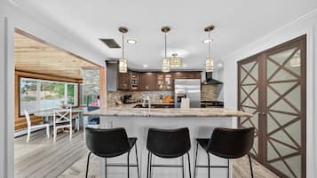 Horno, parrilla de estufa y lavavajillas