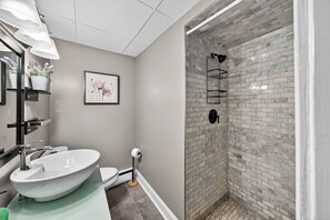 Doccia, bidet, asciugamani, sapone