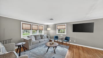 Smart TV, videojuegos, futbolito, mesa de ping pong