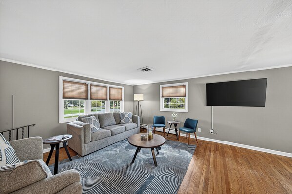 スマートテレビ、テレビゲーム、テーブルサッカー台、卓球台