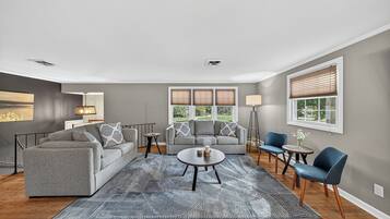 Smart-TV, Videospiele, Tischfußball, Tischtennisplatte