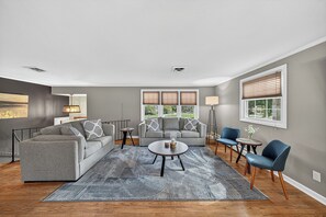 Smart-TV, Videospiele, Tischfußball, Tischtennisplatte