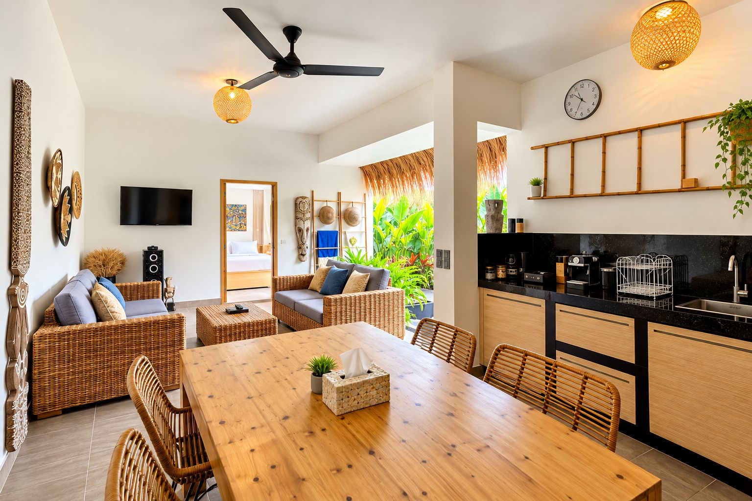 Un espacio habitable moderno con comedor, cocina y un amplio ventanal con vista a zonas verdes.