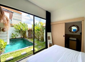 Tabla de planchar con plancha, wifi, ropa de cama