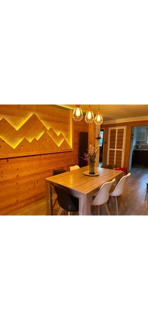 Dining - Christmas Apt | Parking + Balcony | Near Center (Morzine)