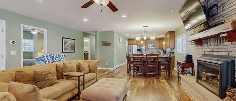 Fernseher, Kamin, Bücher