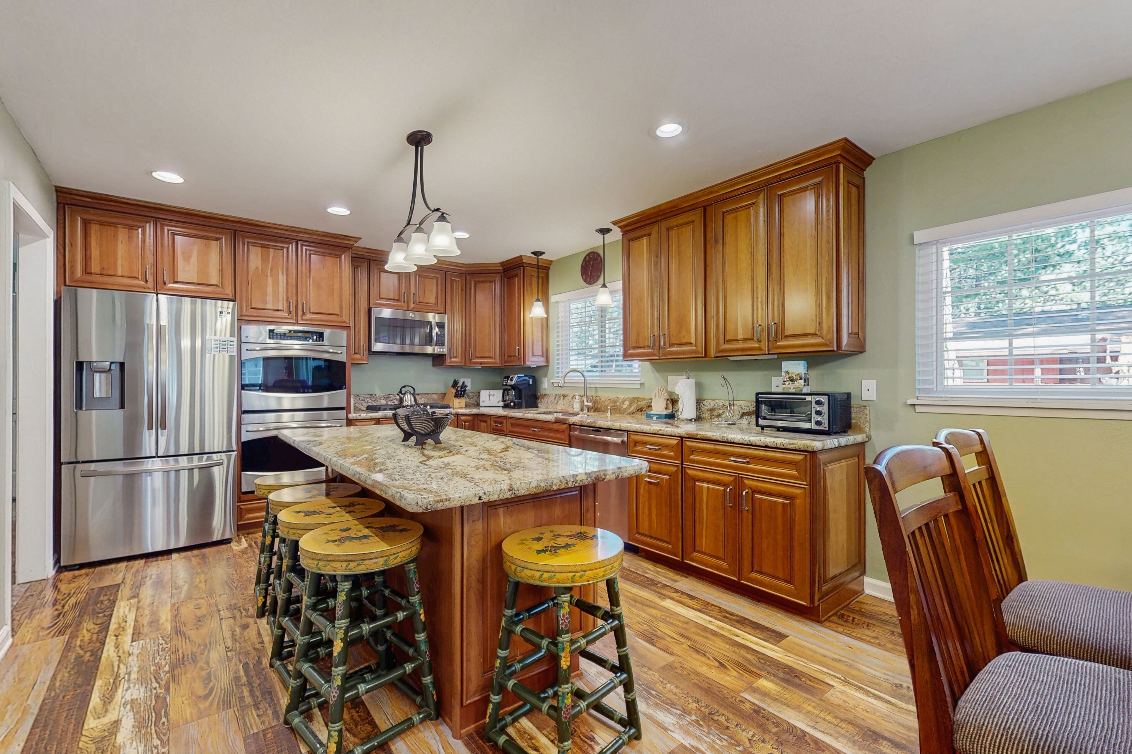 冰箱、微波炉、烤箱、炉灶