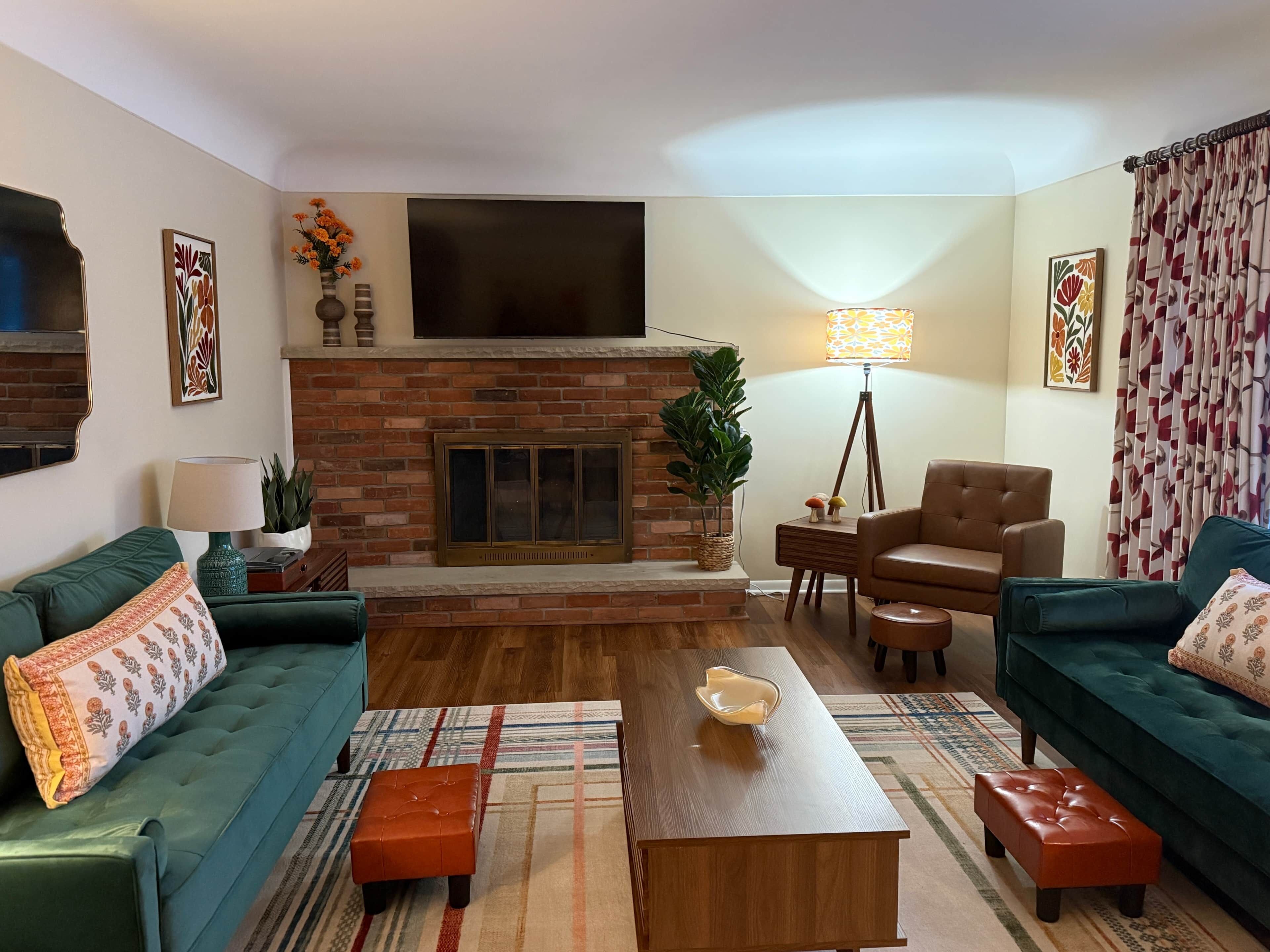 Una Smart TV, una chimenea, libros