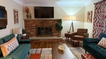 Una Smart TV, una chimenea, libros