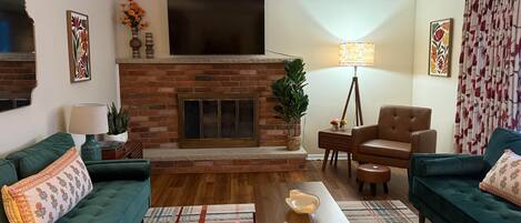 智能電視、壁爐、書籍