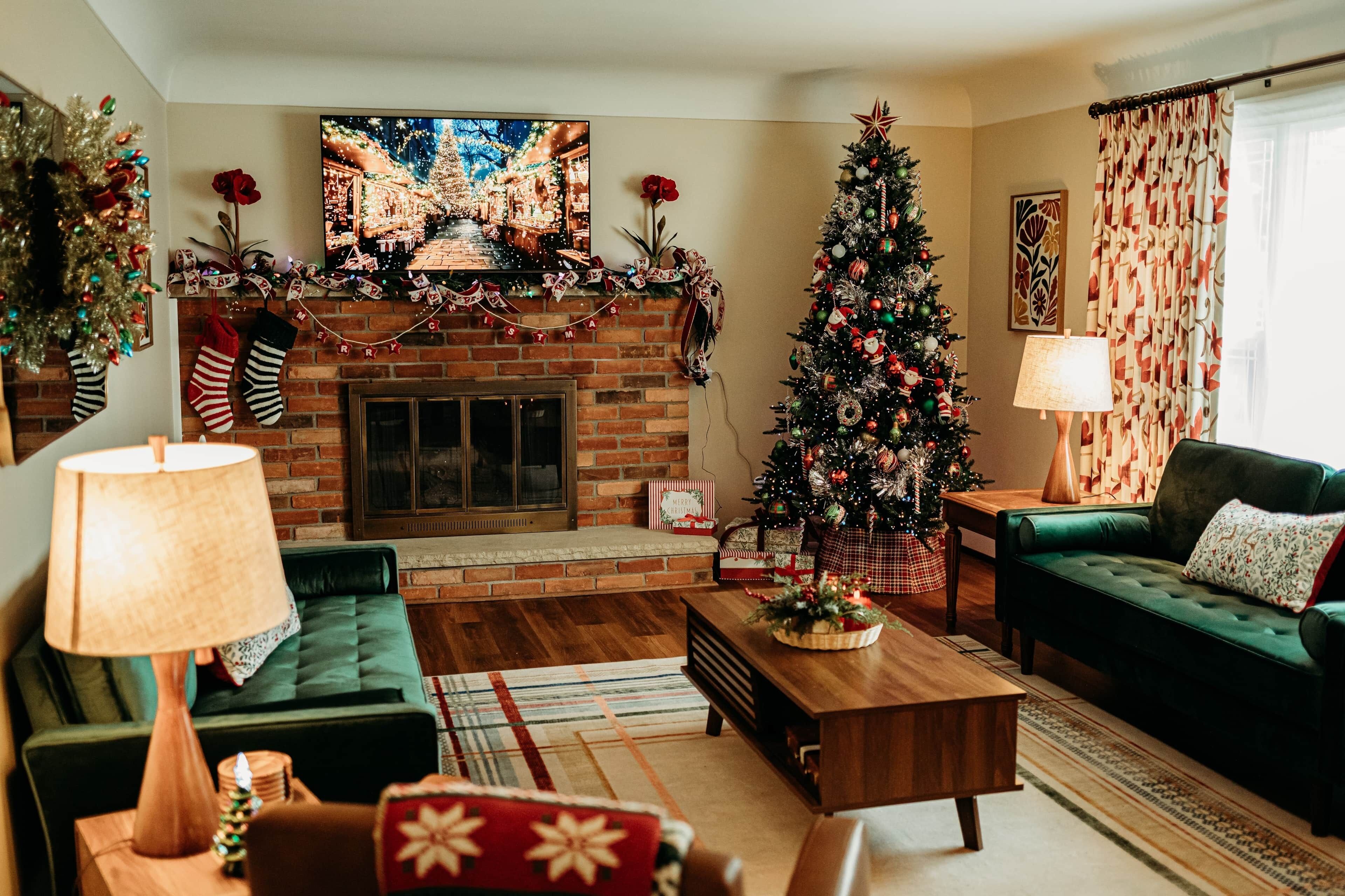 Een smart-tv, een open haard en boeken