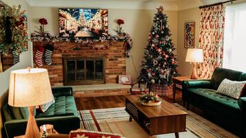 Een smart-tv, een open haard en boeken