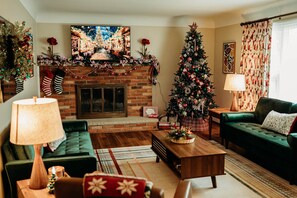 Smart TV, fireplace, books - Retro Rewind (Birch Run)