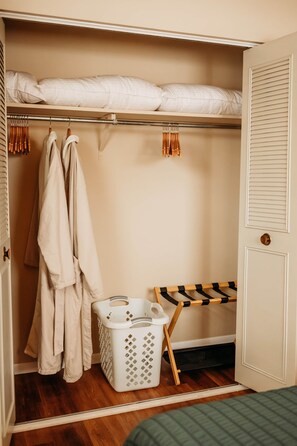 3 chambres, fer et planche à repasser, Wi-Fi, draps fournis