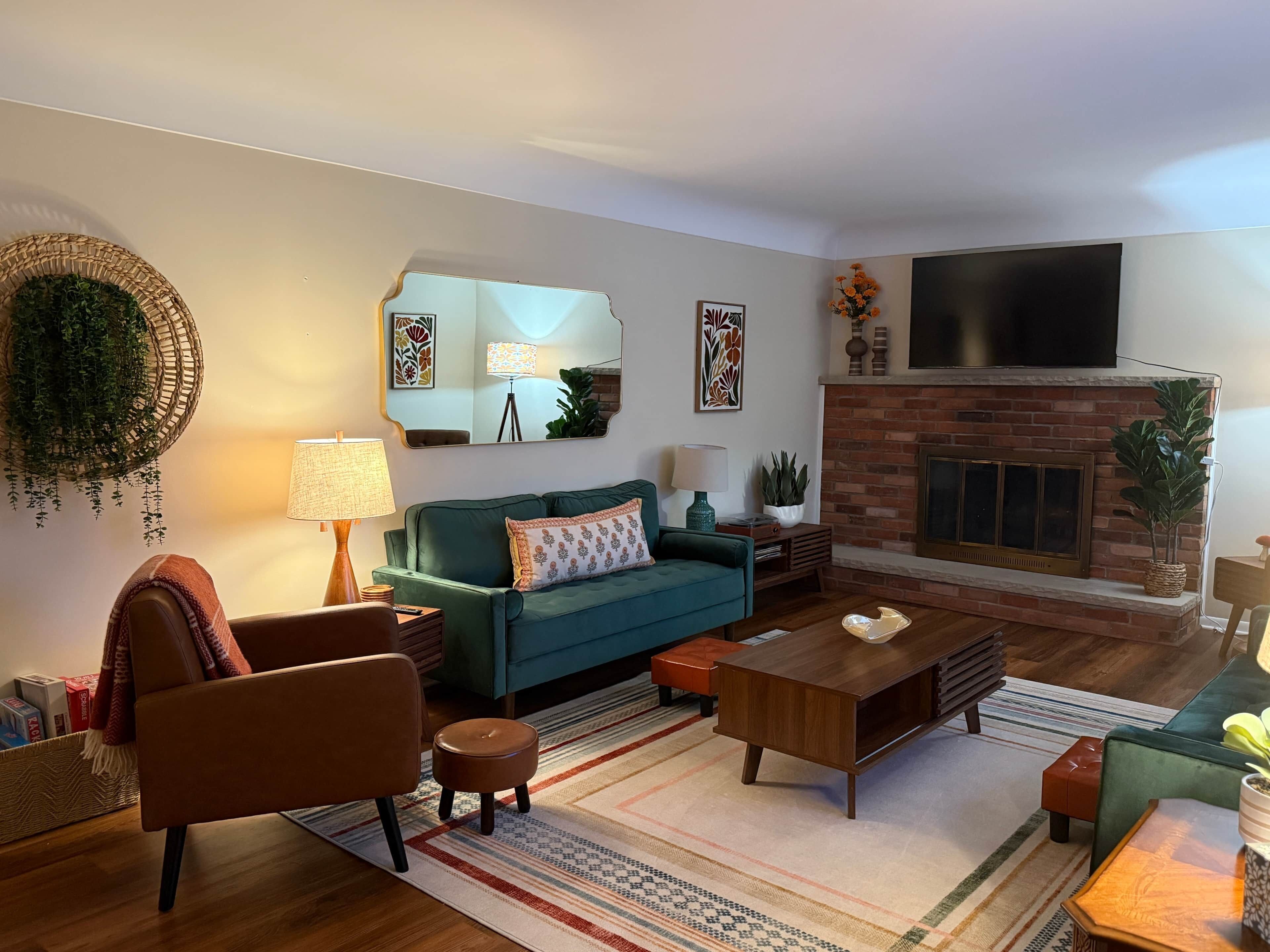 智能电视、壁炉、书