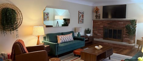 Smart-TV, Kamin, Bücher