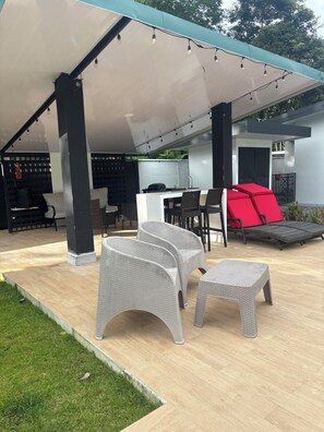 Outdoor dining - Charming 1-bedroom villa in superb Bahia with AC (Bahia)