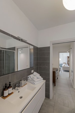 Doccia, asciugacapelli, bidet, asciugamani