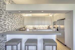 Fridge, microwave, oven, stovetop - Bright & Modern One Block from S. Congress & DT Austin (Austin)