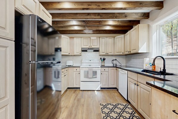 ثلاجة، ميكروويف، فرن، موقد طهي مسطح