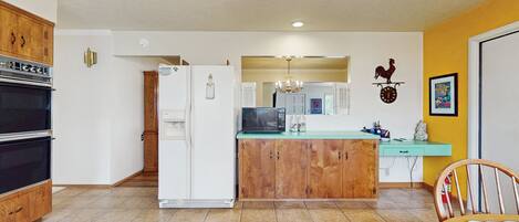 Frigorífico, microondas, horno y placa de cocina