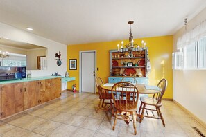 Dining - Classic ranch home in great east side location w/ private backyard-close to bay (Eureka)