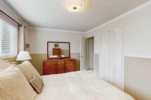 Internet, bed sheets - Classic ranch home in great east side location w/ private backyard-close to bay (Eureka)