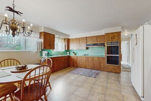Fridge, microwave, oven, stovetop - Classic ranch home in great east side location w/ private backyard-close to bay (Eureka)