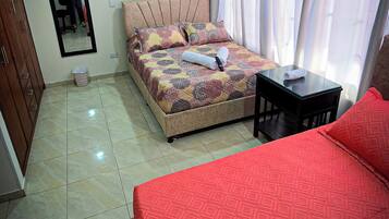 1 habitación, escritorio, tabla de planchar con plancha y wifi