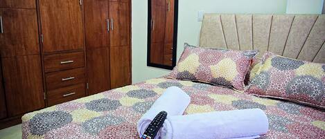 1 habitación, escritorio, tabla de planchar con plancha y wifi