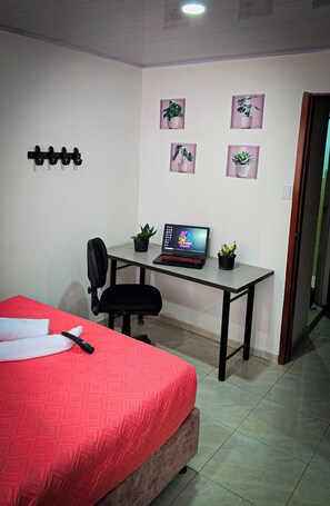 1 chambre, bureau, fer et planche à repasser, Wi-Fi