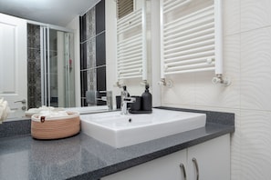 Hair dryer, bidet, towels, soap - Charming apartment with AC in vibrant Istanbul (İstanbul)