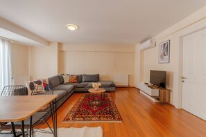 Smart TV - Charming apartment with AC in vibrant Istanbul (İstanbul)