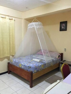 شقة إستديو �اقتصادية - لغير المدخنين - في الطابق الأرضي | مكتب ومساحة عمل للكمبيوتر المحمول وواي فاي مجانًا