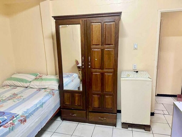 شقة إستديو اقتصادية - لغير المدخنين - في الطابق الأرضي | مكتب ومساحة عمل للكمبيوتر المحمول وواي فاي مجانًا