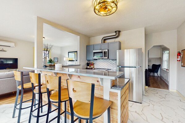 Refrigerador, microondas, horno y parrilla de estufa