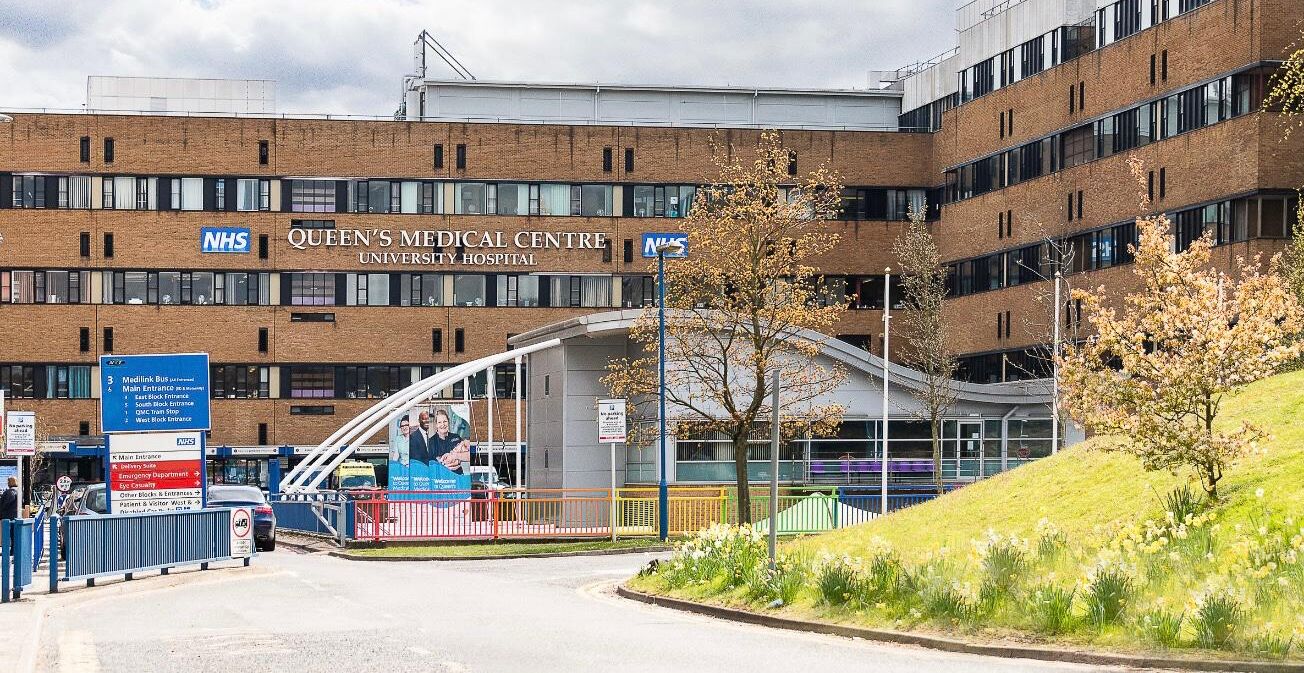 Queen’s Medical Centre on useita kerroksia käsittävä rakennus, jossa on näyttävä sisäänkäynti ja selkeät opasteet eri osastoille.