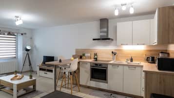 Réfrigérateur, micro-ondes, four, plaque de cuisson