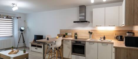 Réfrigérateur, micro-ondes, four, plaque de cuisson