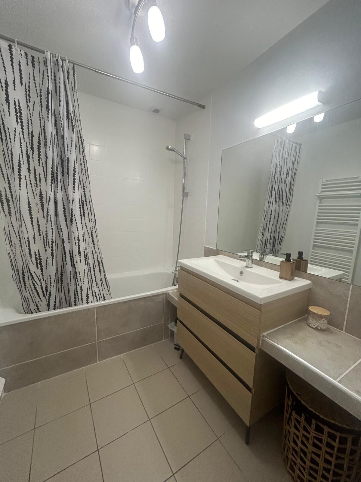 Een haardroger, handdoeken, toiletpapier