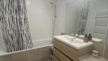 Een haardroger, handdoeken, toiletpapier