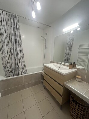 Een haardroger, handdoeken, toiletpapier