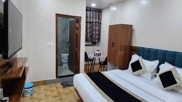 Luxury Triple Room, City View