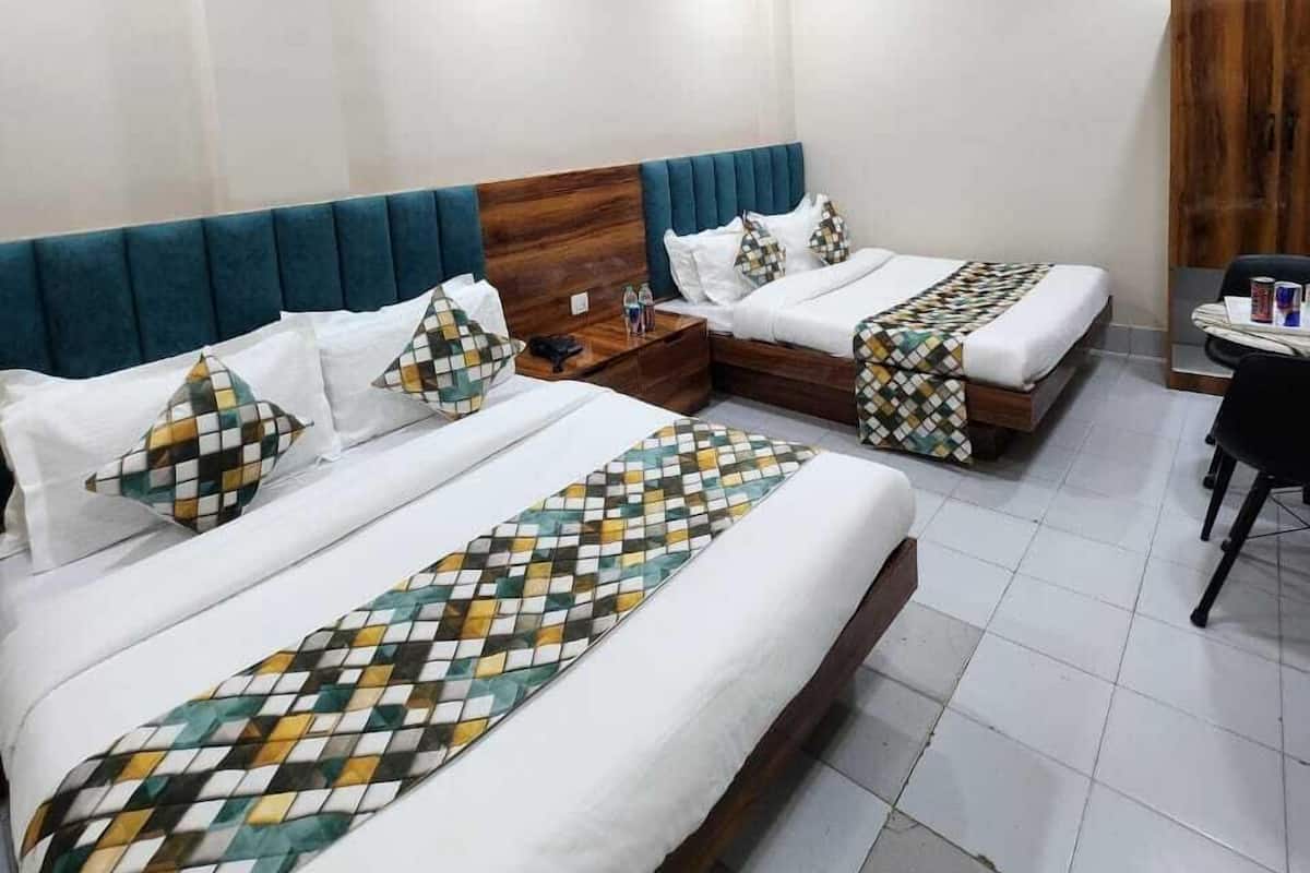 Habitación triple de lujo, vista a la ciudad | Escritorio y espacio para trabajar con laptop