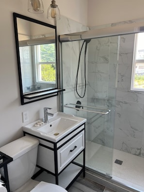 SĂšche-cheveux, serviettes fournies, savon, papier toilette