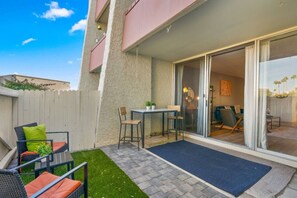 Outdoor dining - Scottsdale, Walk to Old Town + Pool/Hot Tub, 1BD:1BTH (Scottsdale)
