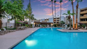 Piscina all'aperto, una piscina riscaldata