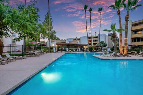 Scottsdale, Walk to Old Town + Pool/Hot Tub, 1BD:1BTH