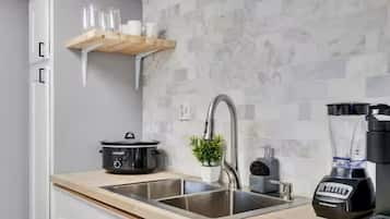 Frigorifero, microonde, forno, piano cottura