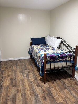 2 bedrooms, iron/ironing board, WiFi, bed sheets - 2-bedroom house in excellent Denver with cool AC and comfort (Denver)
